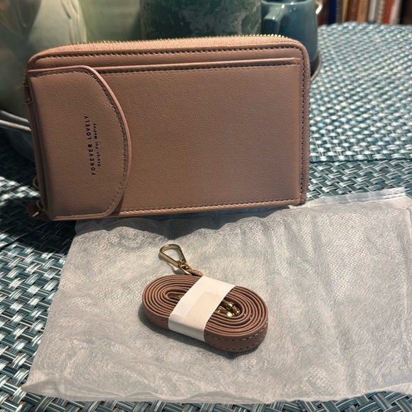 NWOT Forever Lovely Crossbody Wallet - Dusty Rose Pink - Picture 1 of 5